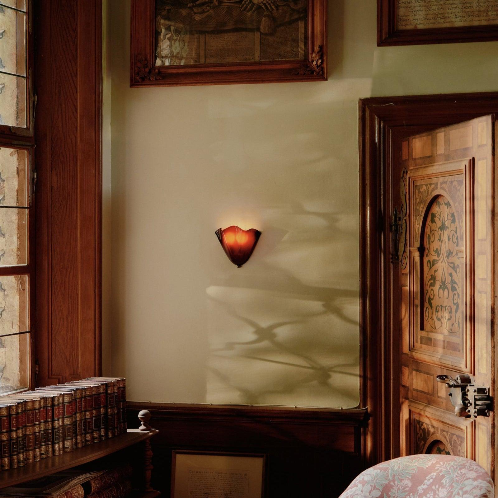 Wandleuchte aus farbigem Glas im Retro-Stil