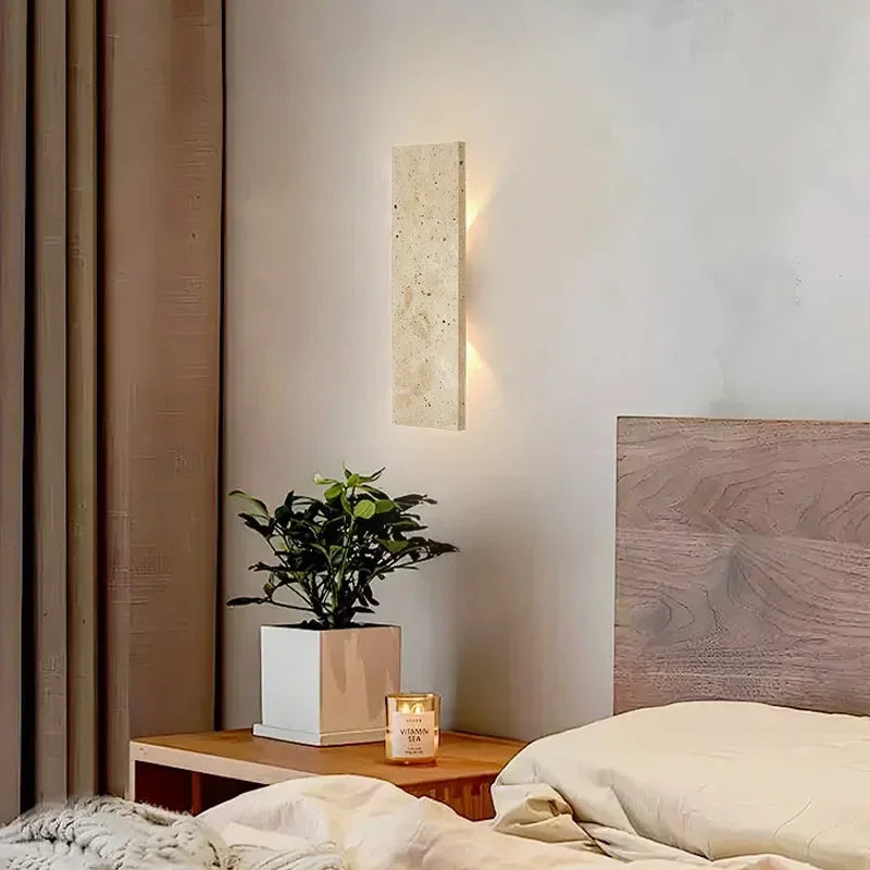 Moderne Wandleuchte aus Travertin