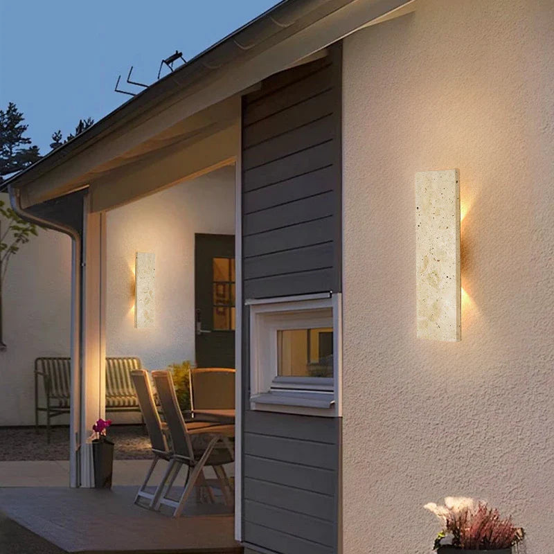 Moderne Wandleuchte aus Travertin