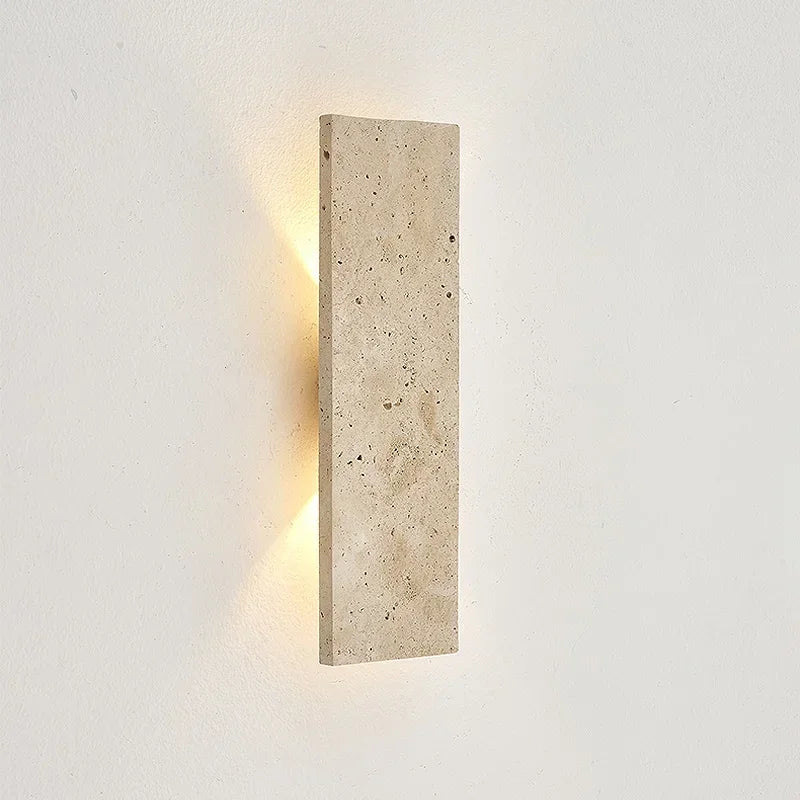 Moderne Wandleuchte aus Travertin