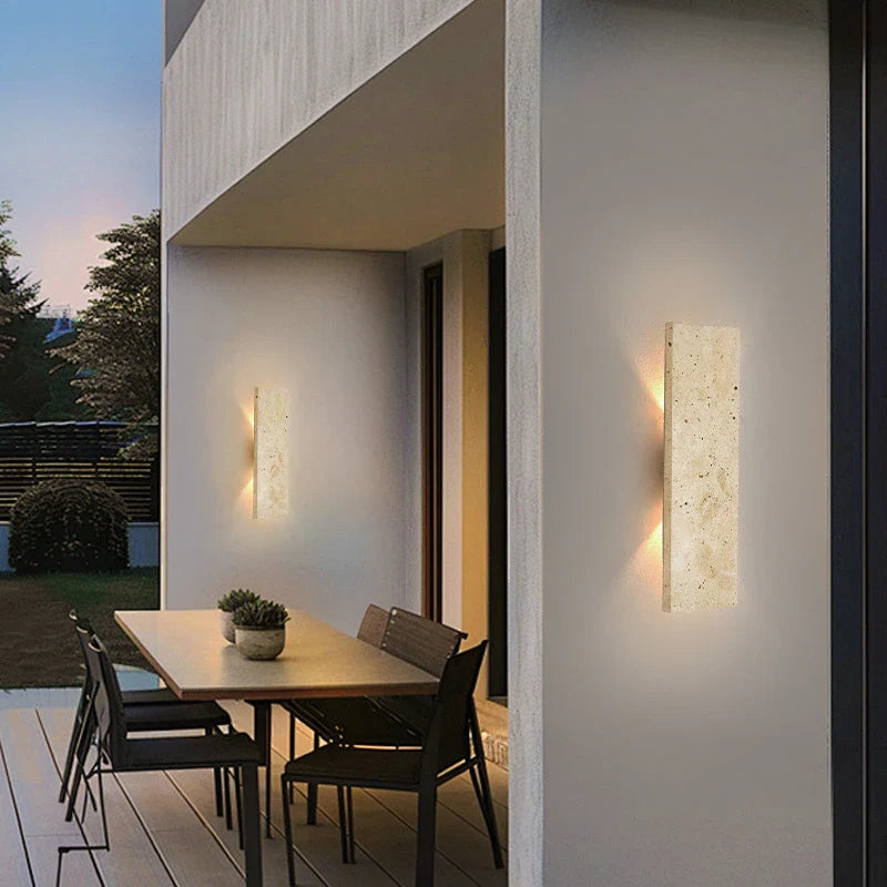 Moderne Wandleuchte aus Travertin