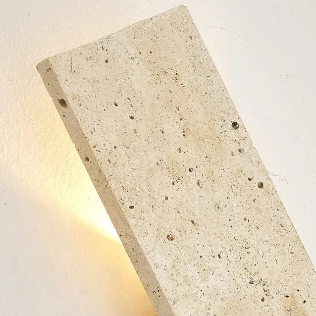 Moderne Wandleuchte aus Travertin