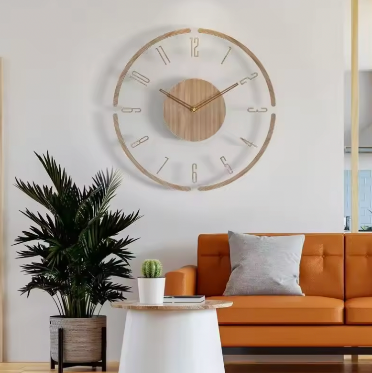 Minimalistische Wanduhr aus Naturholz