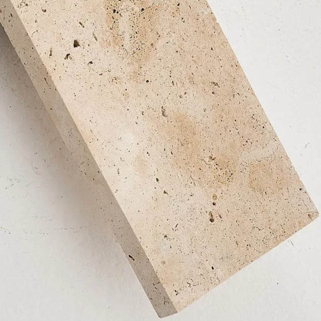 Moderne Wandleuchte aus Travertin