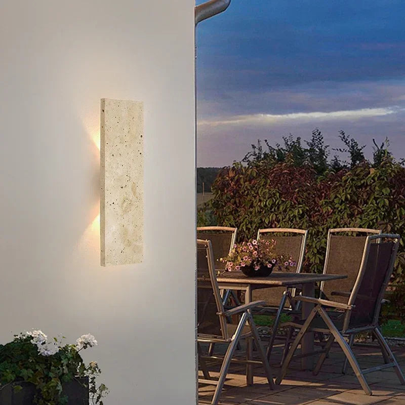 Moderne Wandleuchte aus Travertin