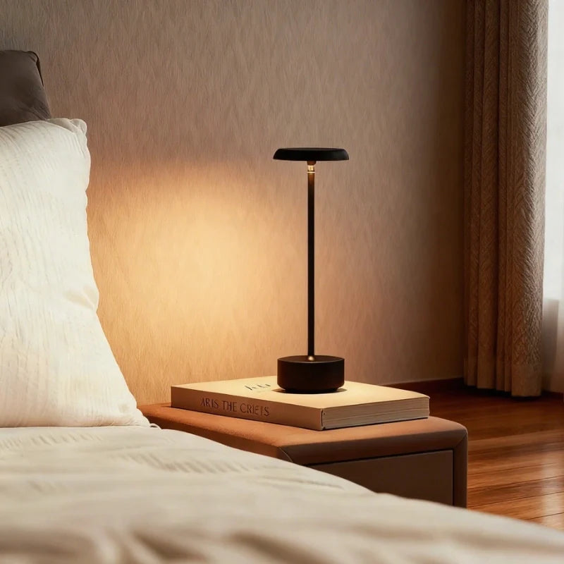 Minimalistische Tischlampe aus Eisen