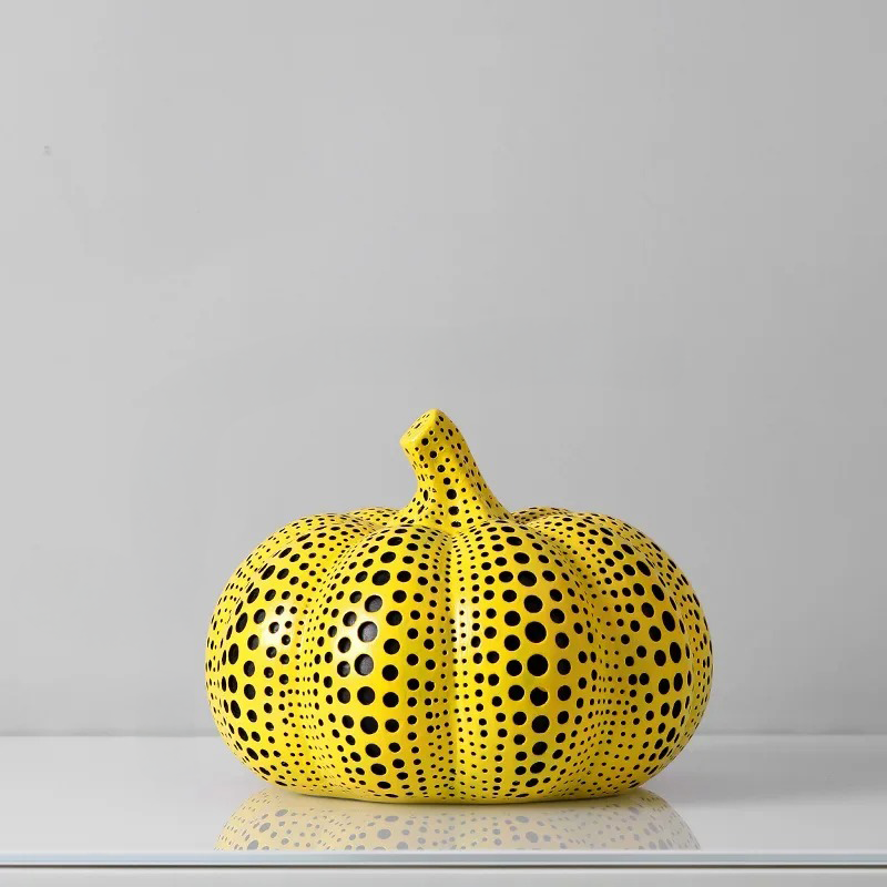 Farbenfrohes Ornament aus Kunstharz