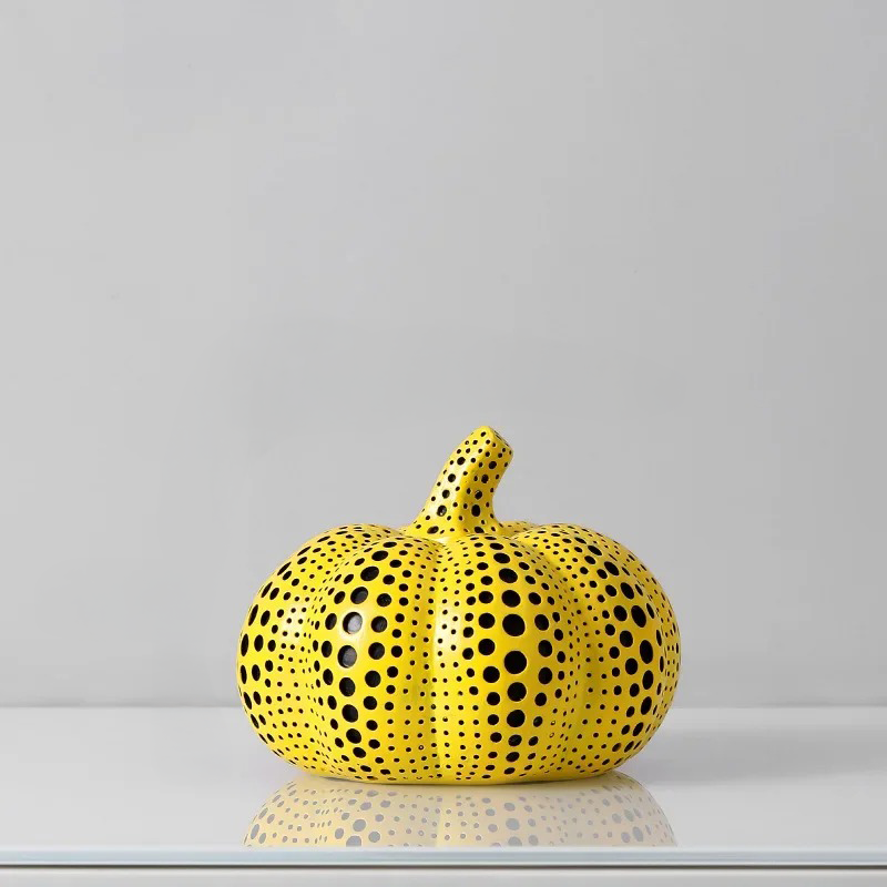 Farbenfrohes Ornament aus Kunstharz