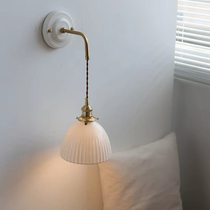 Minimalistische Wandleuchte aus Keramik