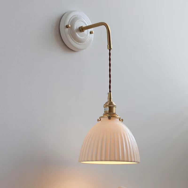 Minimalistische Wandleuchte aus Keramik
