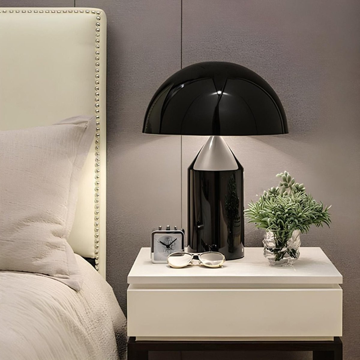 Minimalistische Tischlampe aus Metall