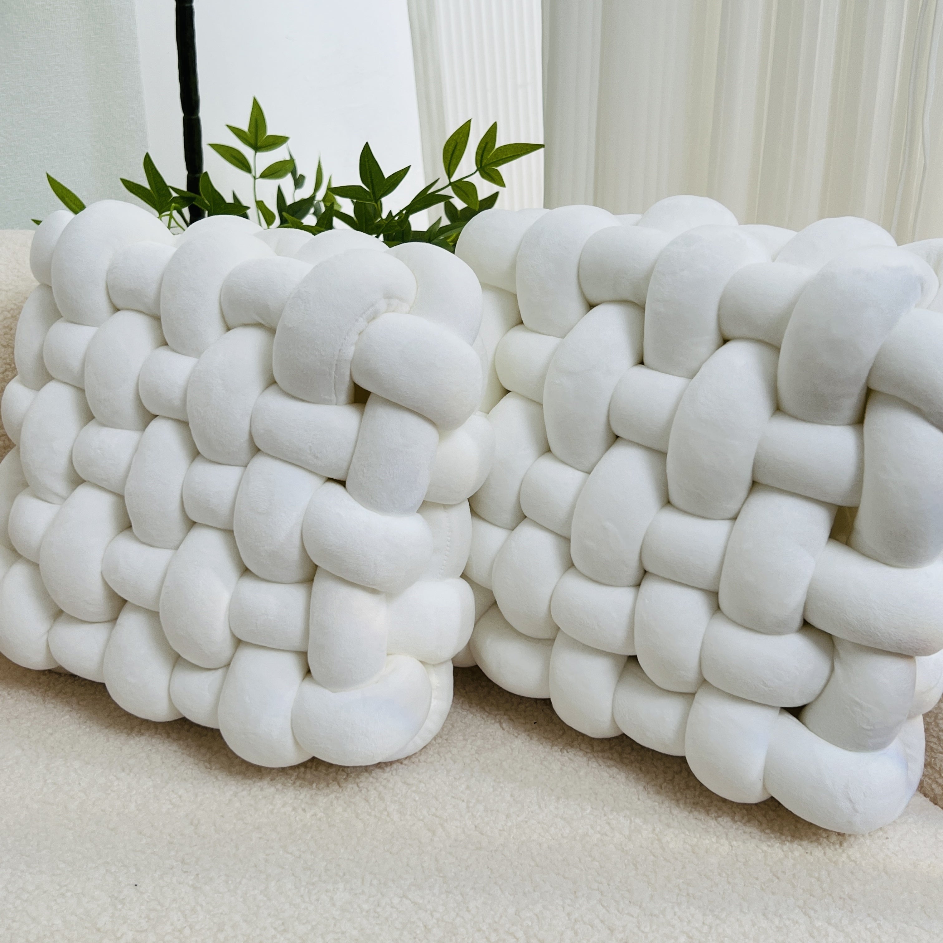 Kissen-Set mit verschlungenen Plüschknoten