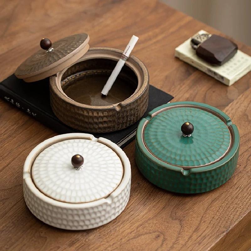 Aschenbecher im Retro-Stil aus Keramik