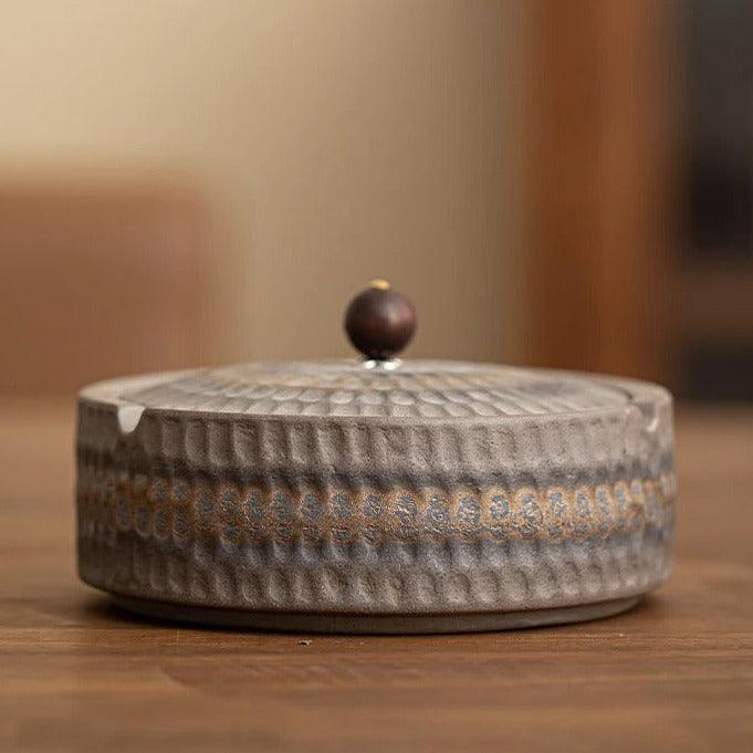 Aschenbecher im Retro-Stil aus Keramik