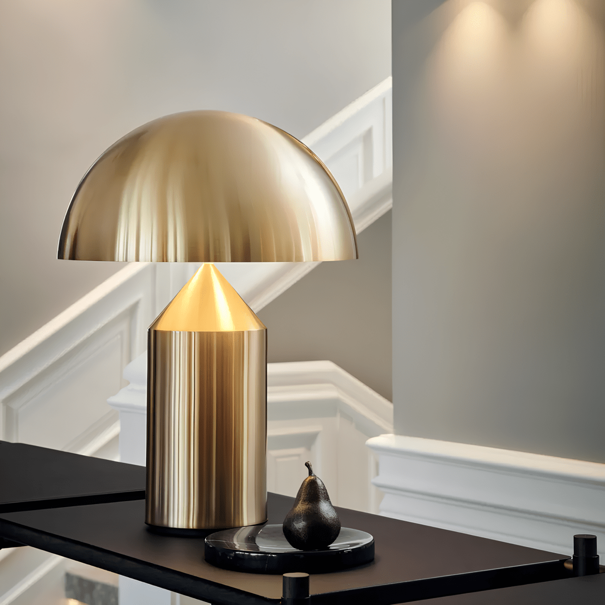 Minimalistische Tischlampe aus Metall
