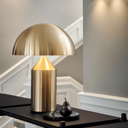 Minimalistische Tischlampe aus Metall
