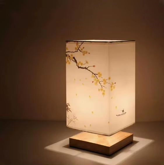 Tischlampe im orientalischen Holzstil