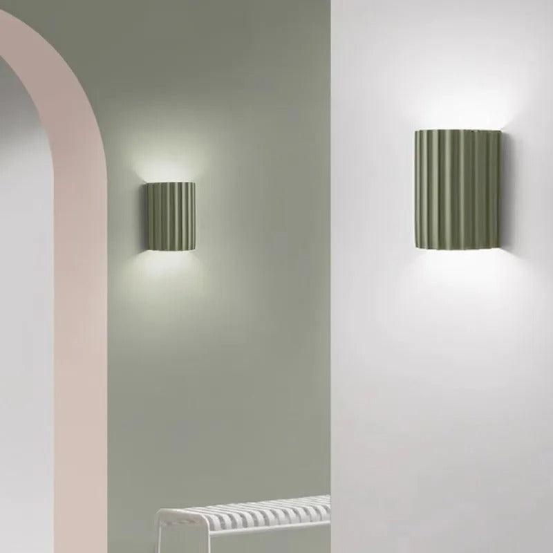 Minimalistische Wandleuchte im Groove-Stil