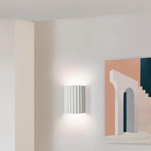 Minimalistische Wandleuchte im Groove-Stil