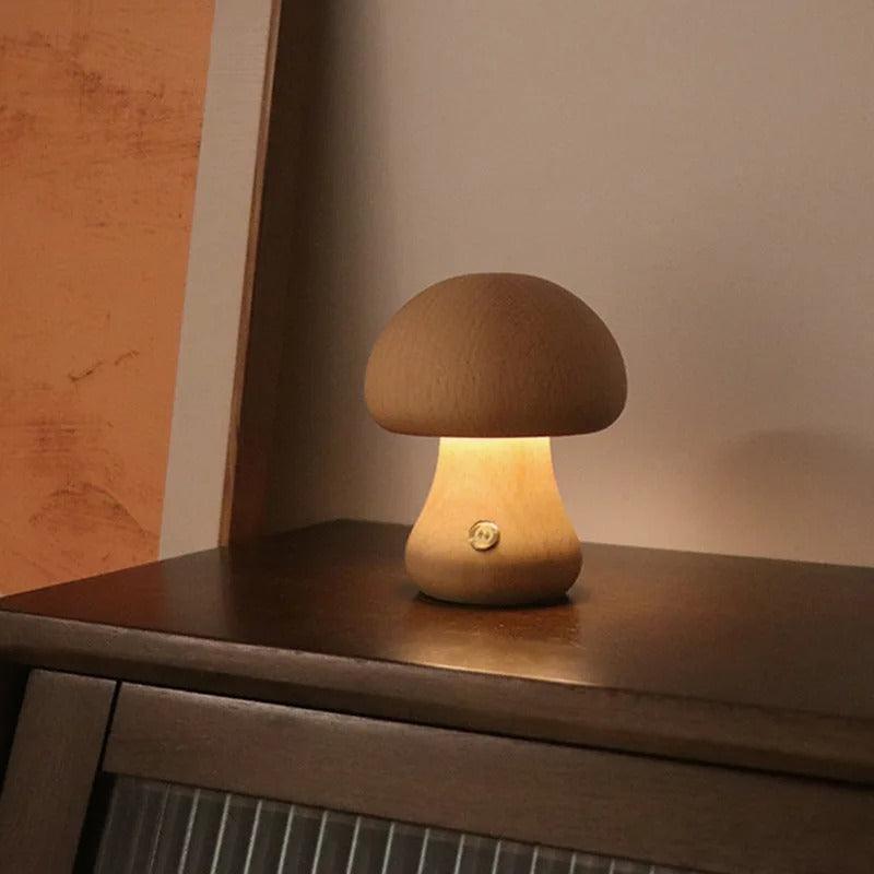 Tischlampe aus Naturholz in Pilzform