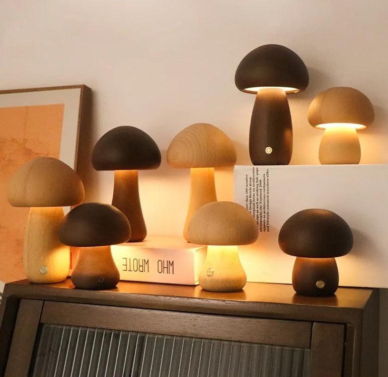 Tischlampe aus Naturholz in Pilzform