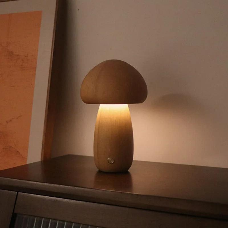 Tischlampe aus Naturholz in Pilzform