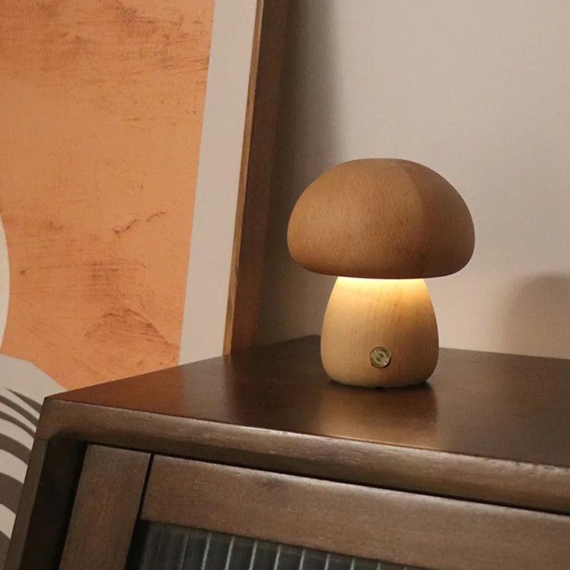 Tischlampe aus Naturholz in Pilzform