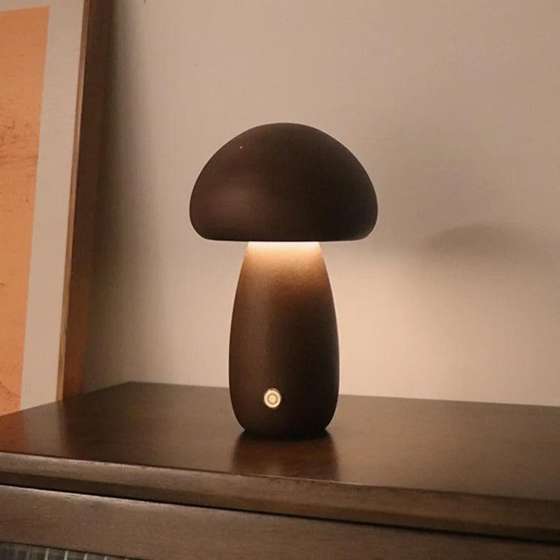 Tischlampe aus Naturholz in Pilzform