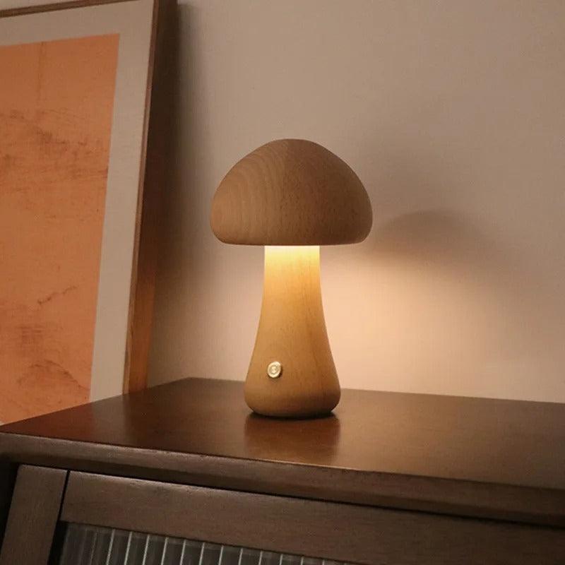Tischlampe aus Naturholz in Pilzform