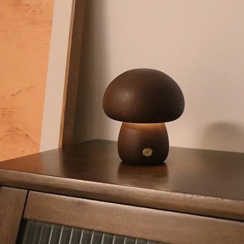 Tischlampe aus Naturholz in Pilzform
