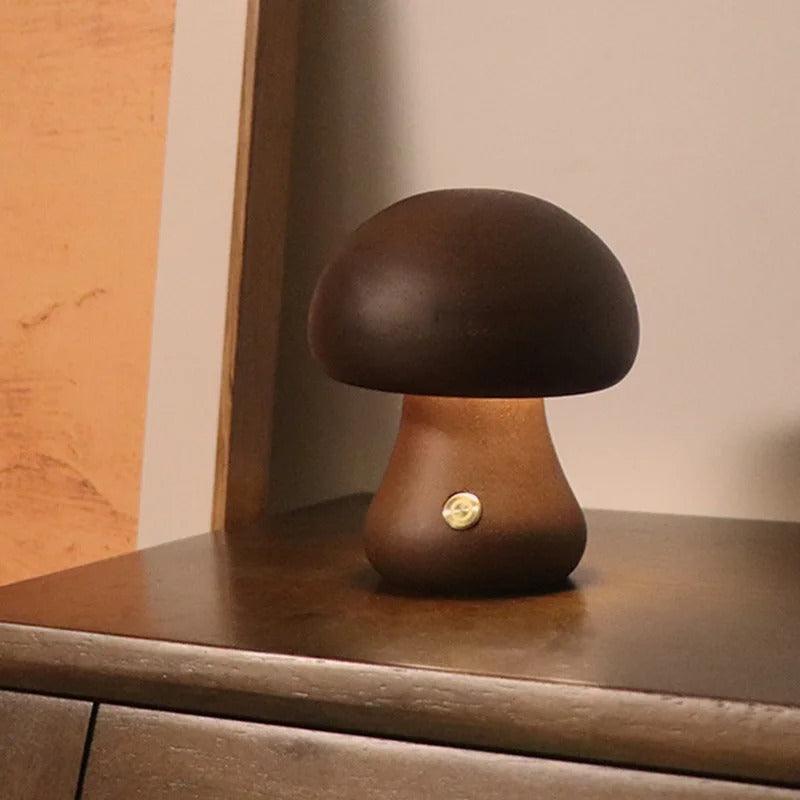 Tischlampe aus Naturholz in Pilzform