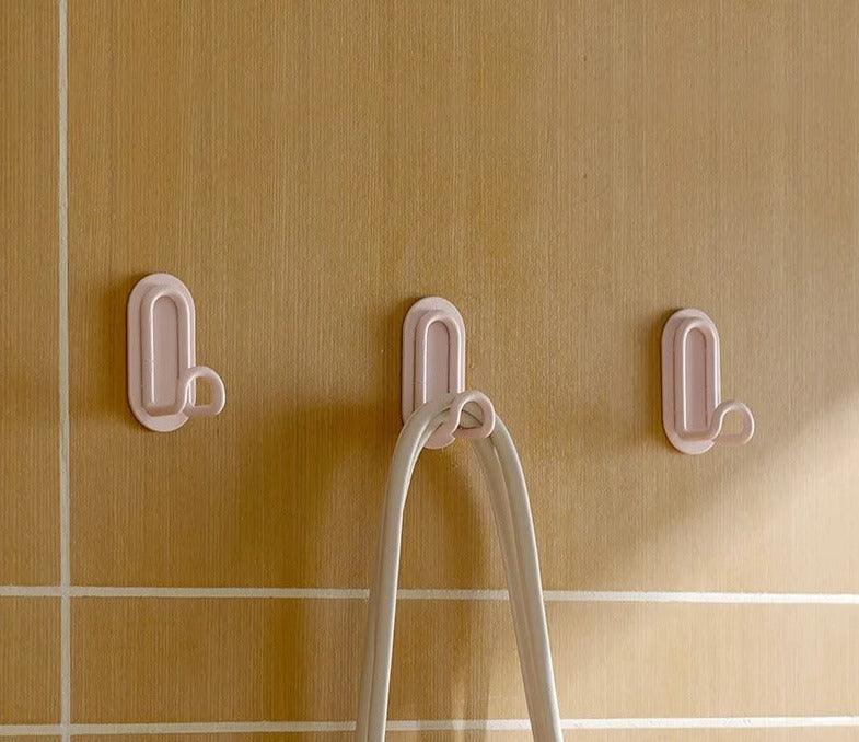 Minimalistische Metallhaken zum Aufkleben